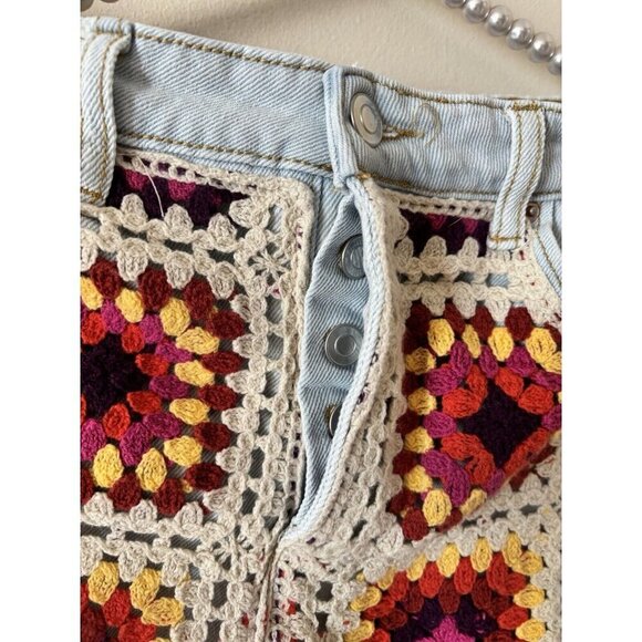 SO Juniors Size 9 Light Wash Denim Crochet Shorts Granny Square Cut-Off Boho - Picture 4 of 6